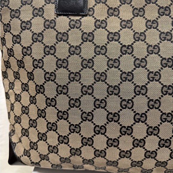 🔥SOLD🔥Authentic Gucci Beige GG Supreme Canvas Tote with Black Leather Pocket - Picture 5 of 17